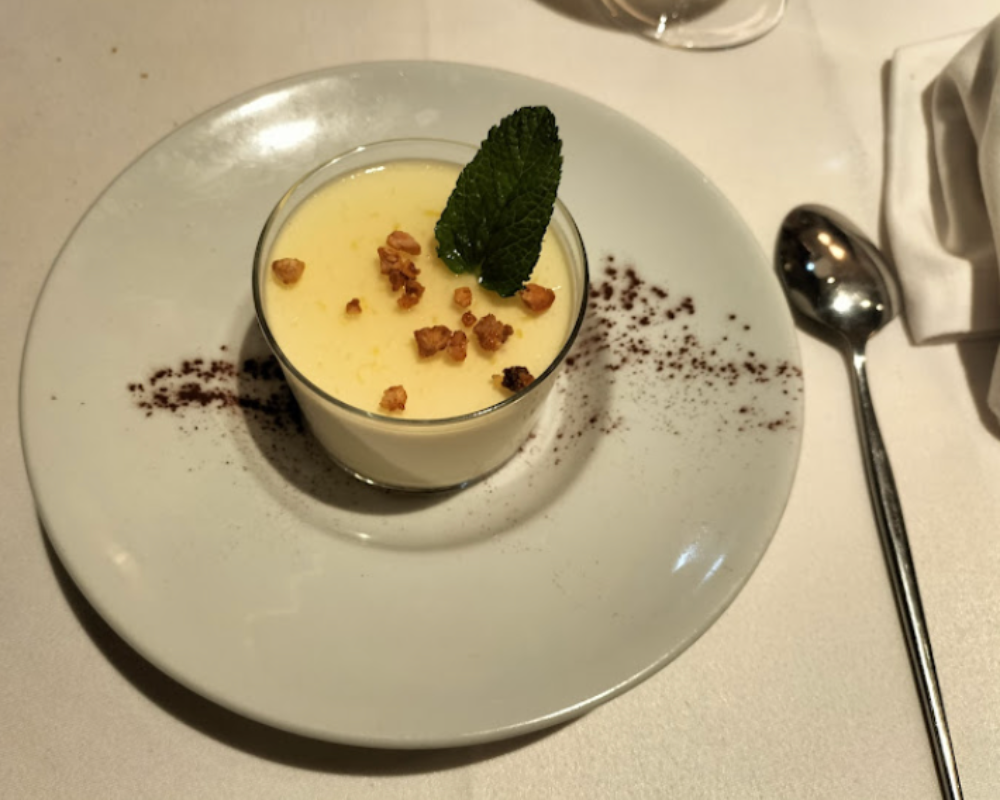 Postre cocinado y servido en Restaurante Txalupa
