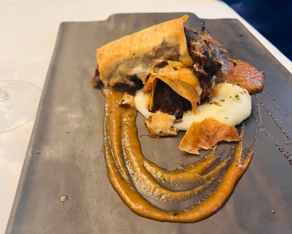 Plato gourmet elaborado en Restaurante Txalupa